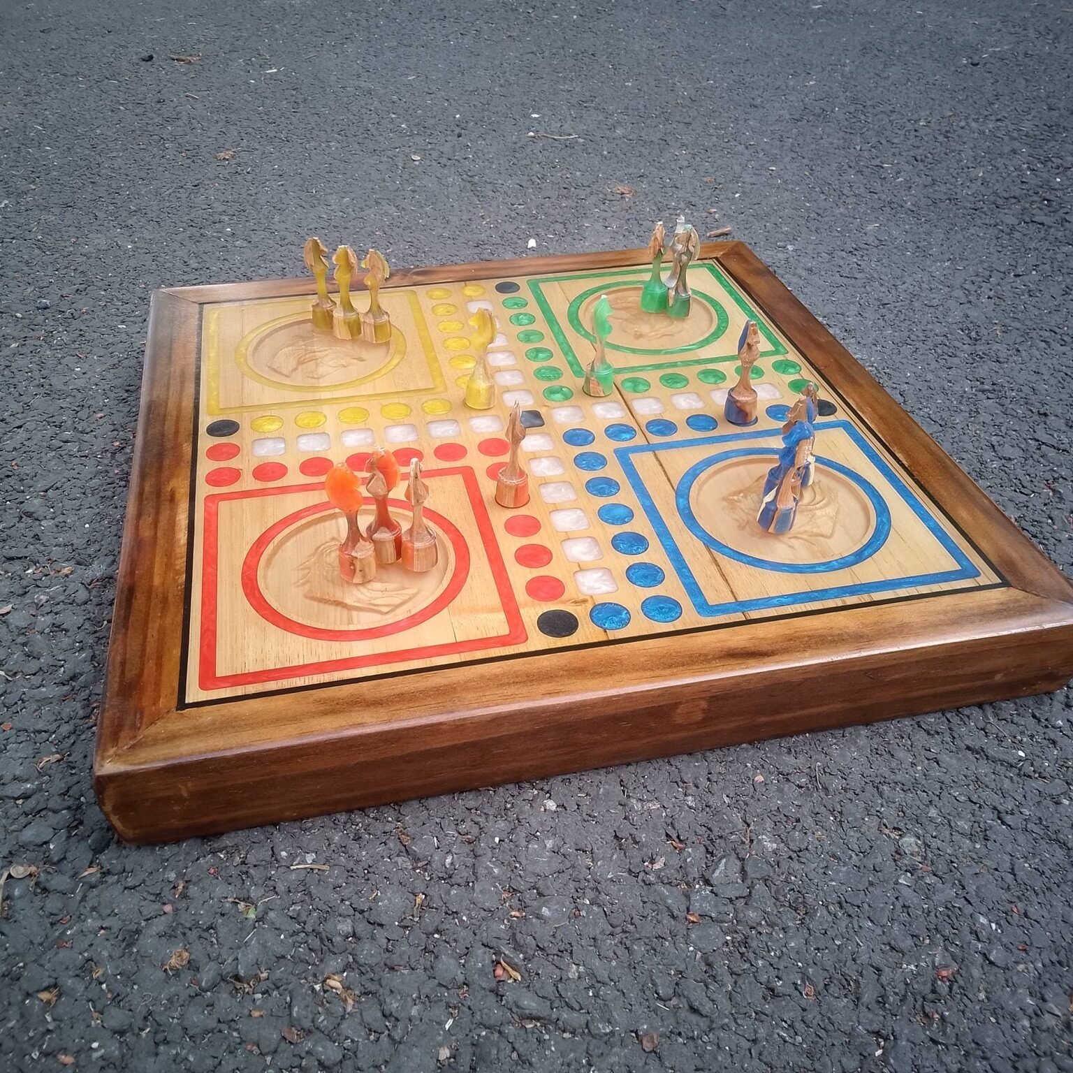 Jeu des Petits Chevaux  + pions en bois et époxy
