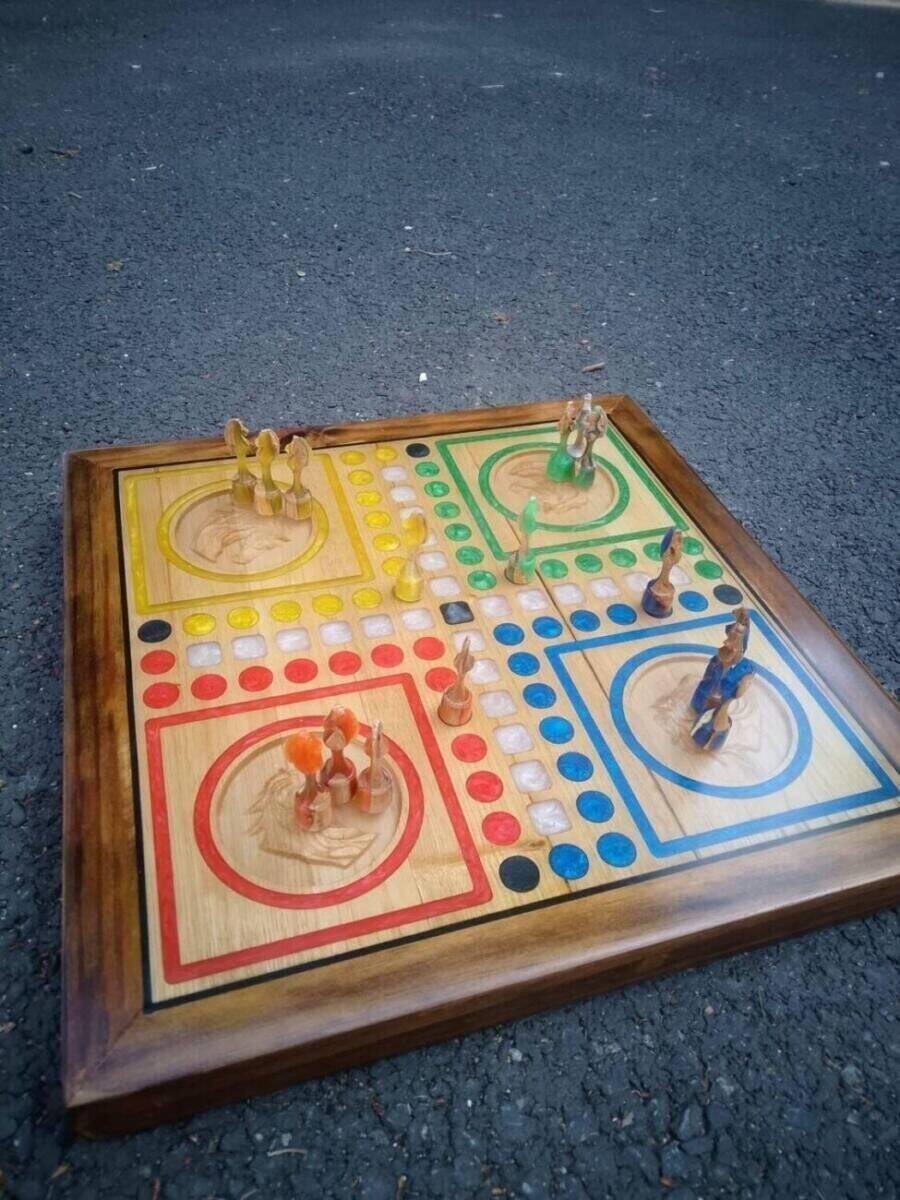 Jeu des Petits Chevaux + pions en bois et époxy – vue de détail