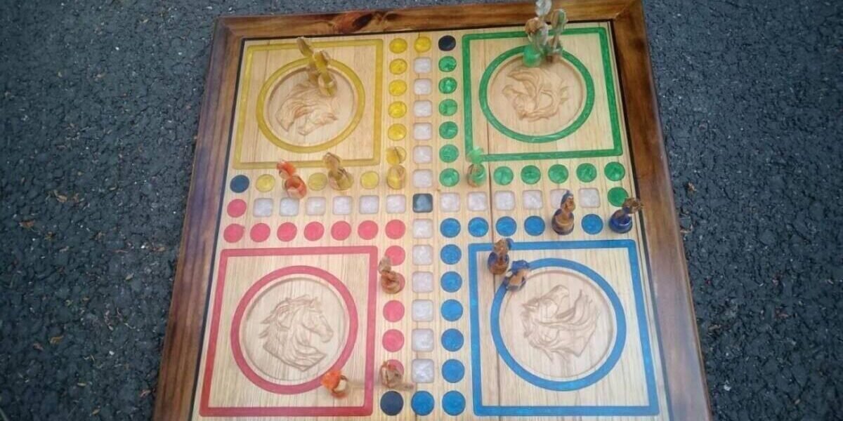 Jeu des Petits Chevaux  + pions en bois et époxy – vue d’ensemble