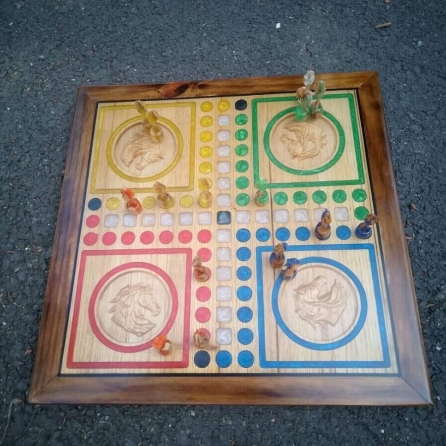 Jeu des Petits Chevaux  + pions en bois et époxy – vue d’ensemble
