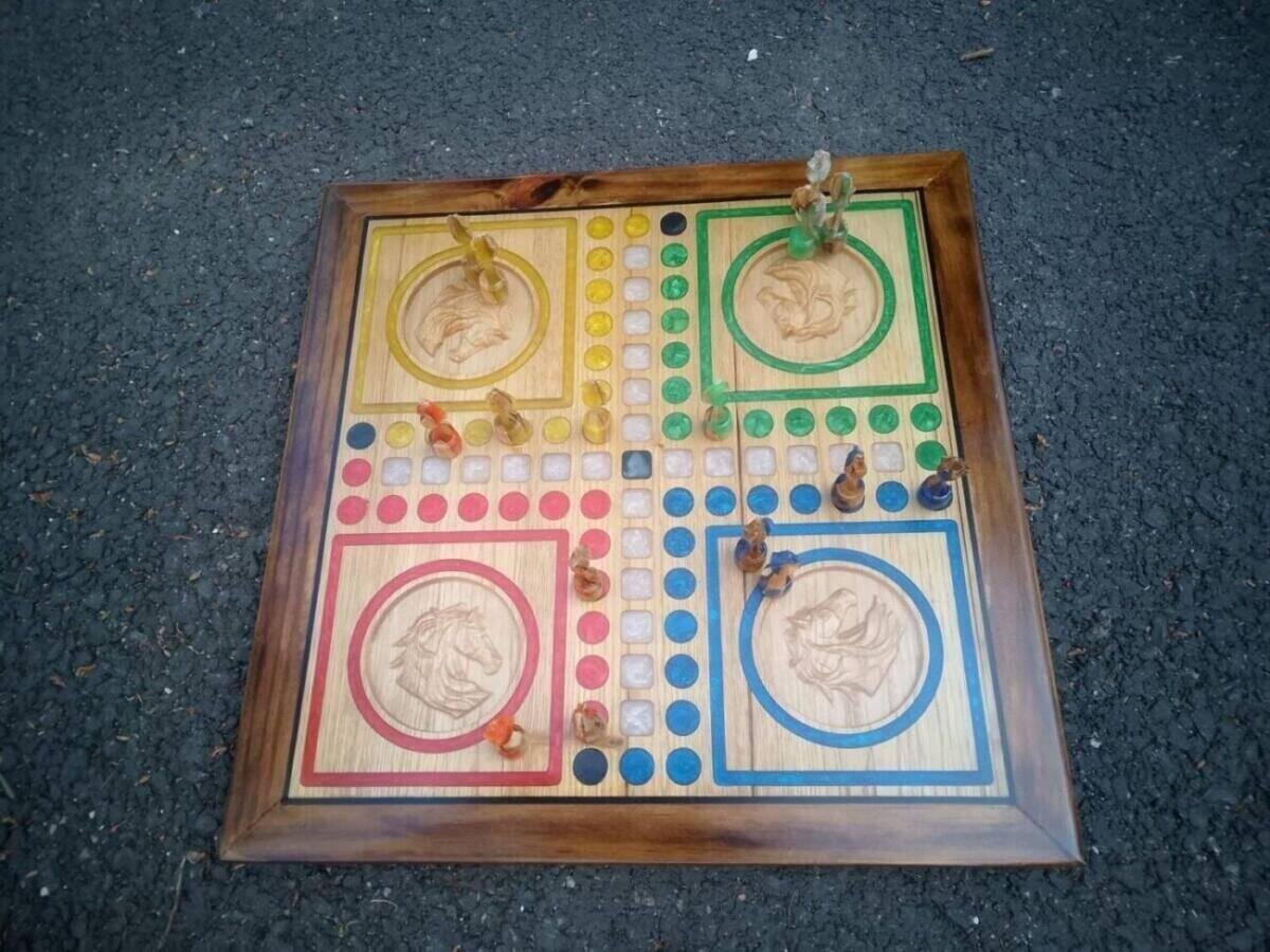 Jeu des Petits Chevaux + pions en bois et époxy – vue d’ensemble