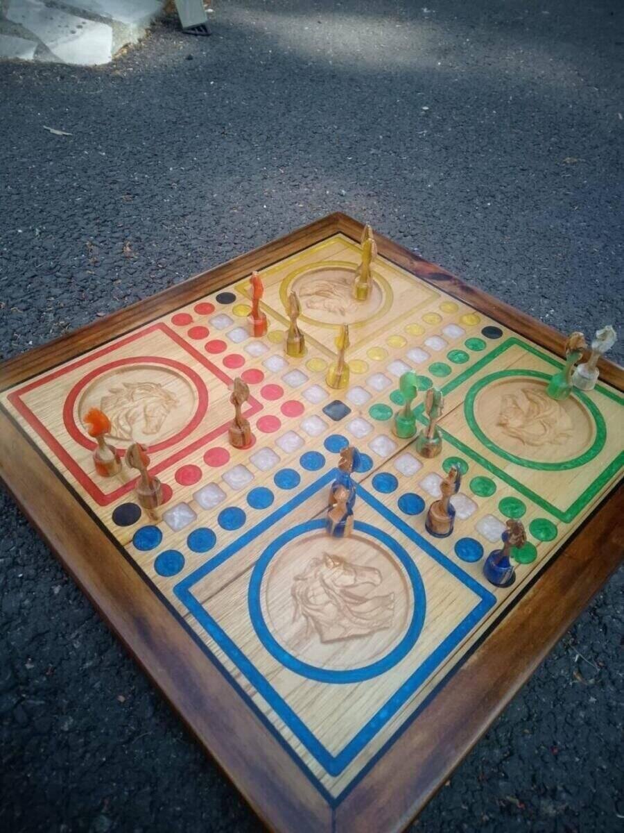 Jeu des Petits Chevaux + pions en bois et époxy – gros plan sur la finition