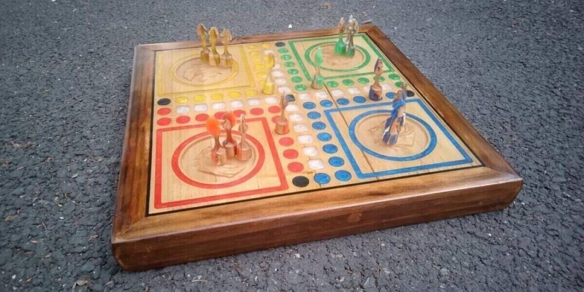 Jeu des Petits Chevaux  + pions en bois et époxy