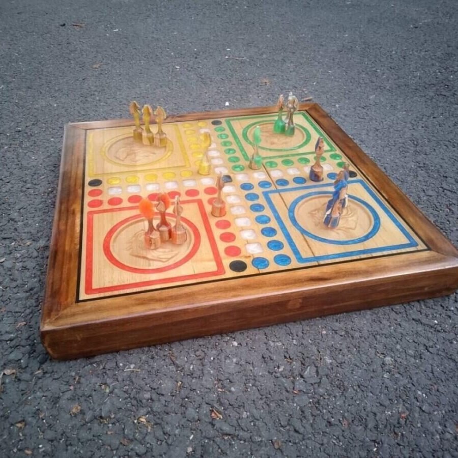Jeu des Petits Chevaux  + pions en bois et époxy