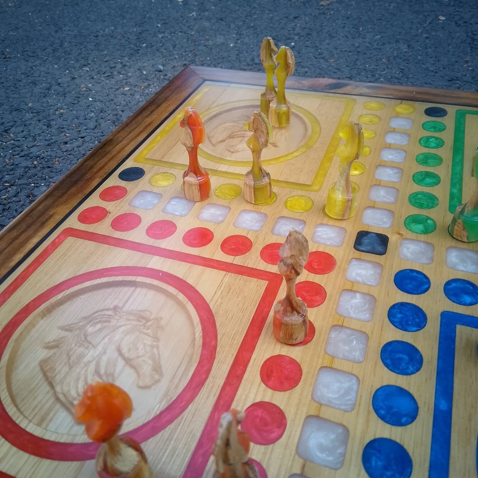 Jeu des Petits Chevaux  + pions en bois et époxy