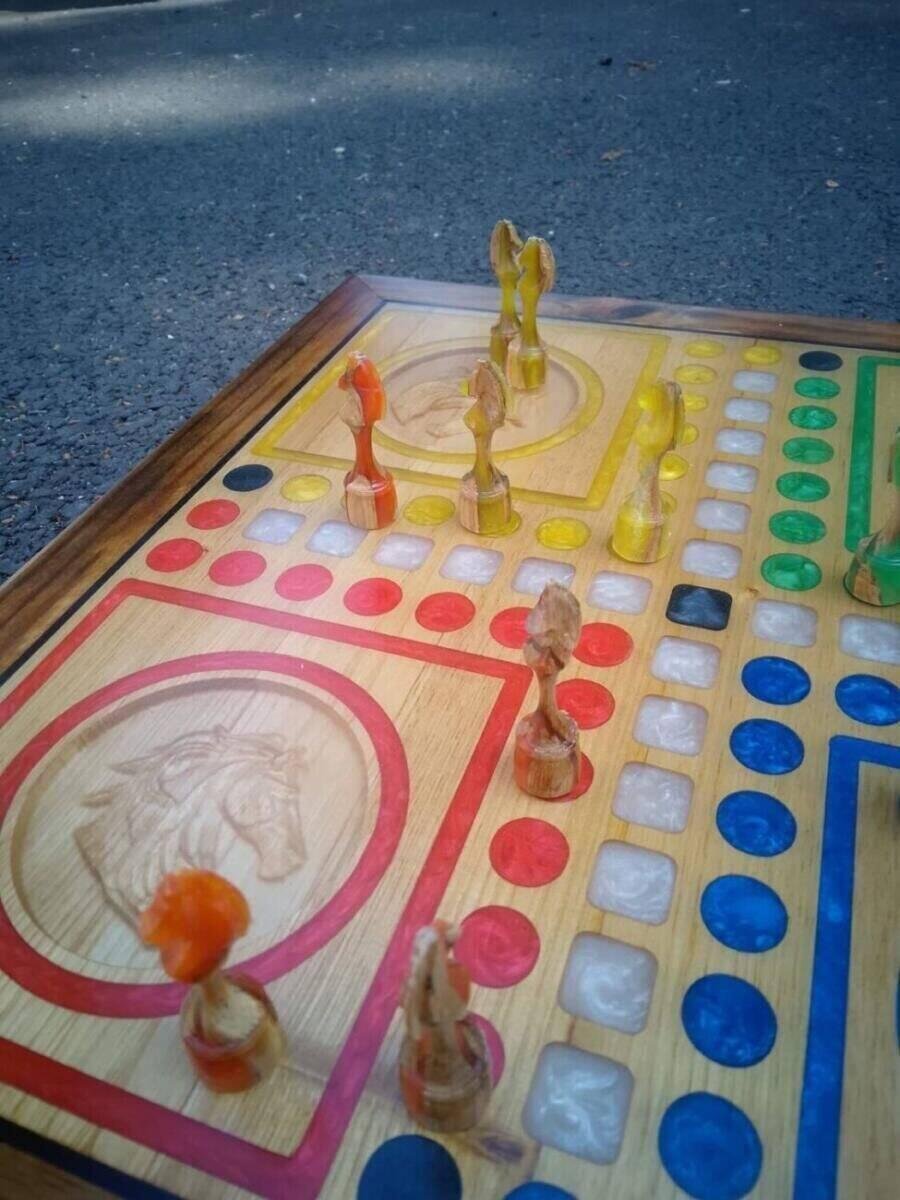 Jeu des Petits Chevaux + pions en bois et époxy – vue de côté