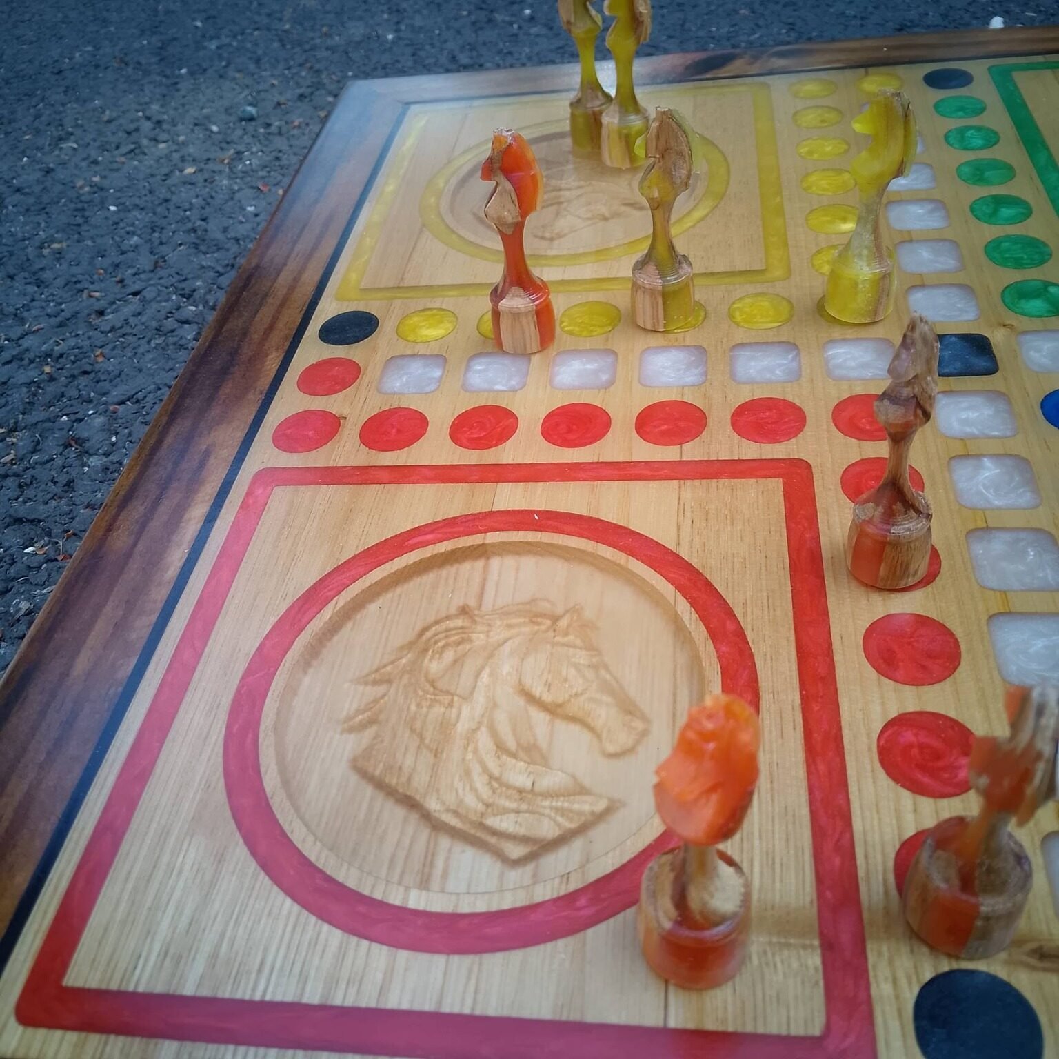 Jeu des Petits Chevaux  + pions en bois et époxy