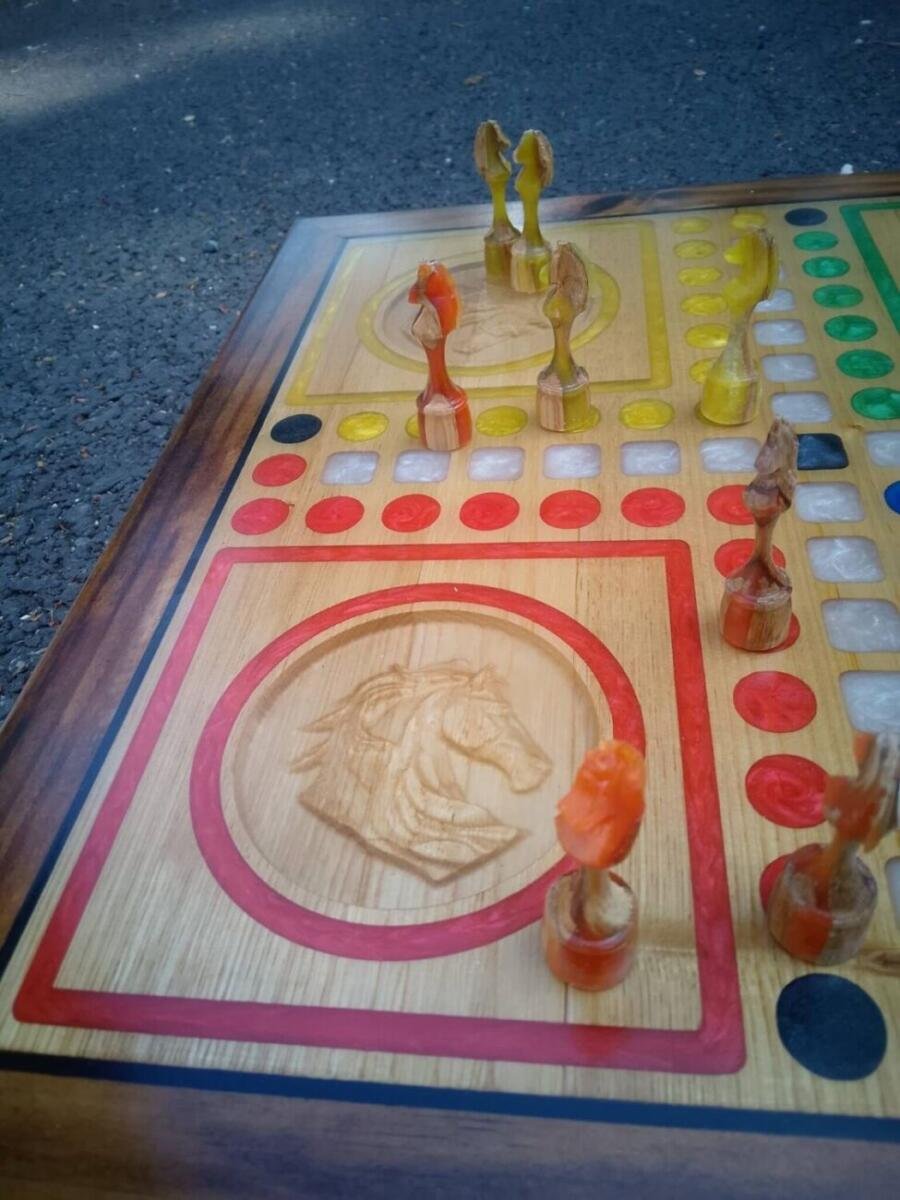 Jeu des Petits Chevaux + pions en bois et époxy – mise en situation