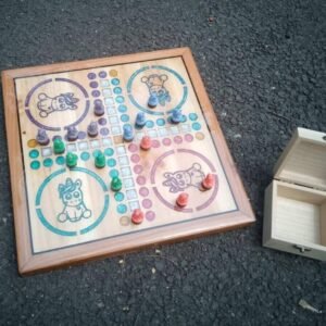 Jeu des Petits Chevaux en bois massif theme licorne – vue de détail