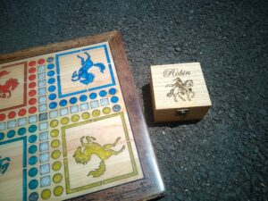 jeu de petis chevaux bois, boite en bois personnalisé. jeu en bois masif