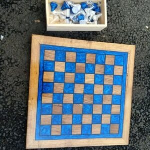 jeu d’échecs en chêne et epoxy – vue de détail