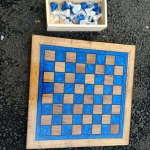 jeu d’échecs en chêne et epoxy – vue de détail