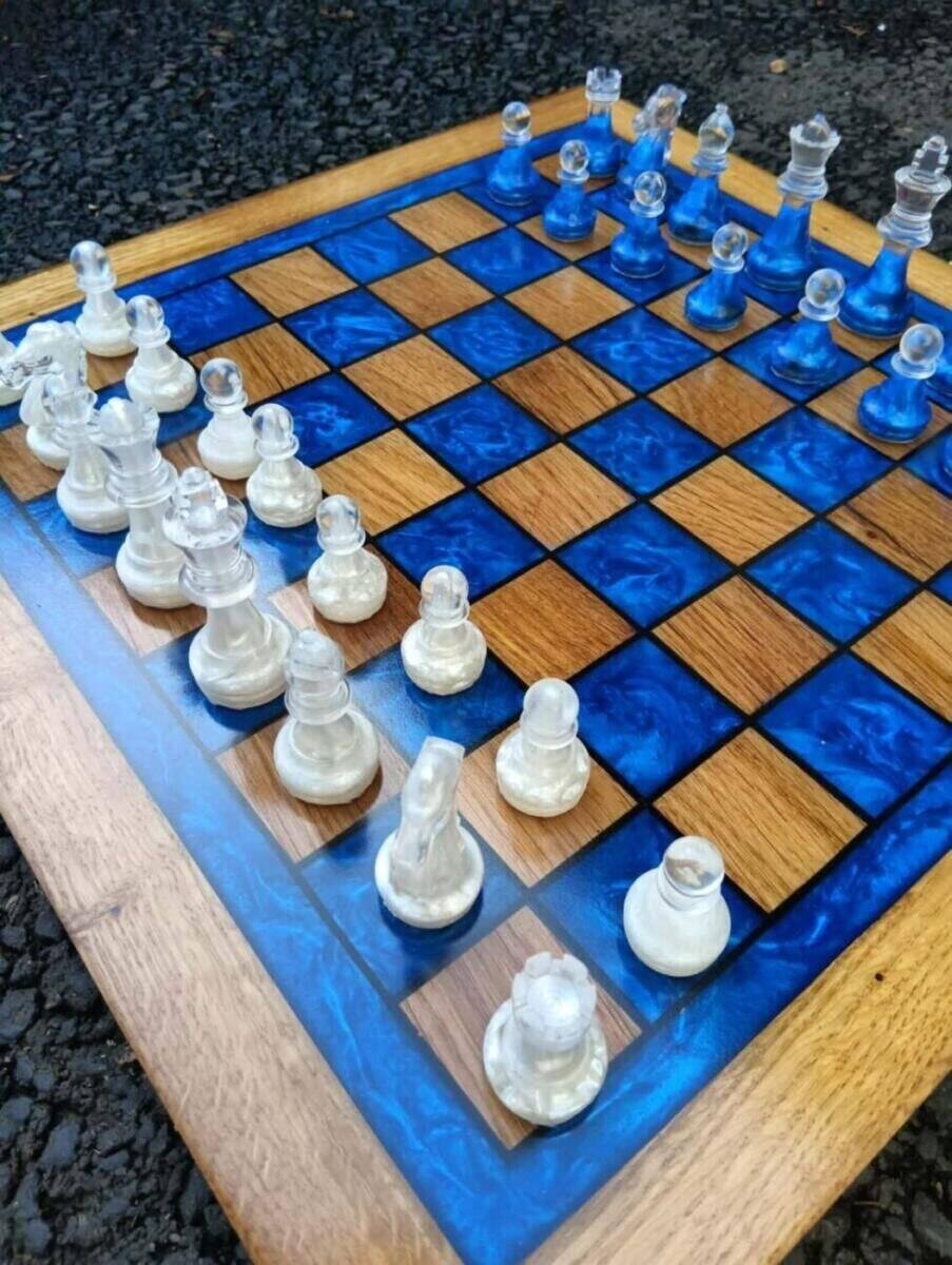 jeu d’échecs en chêne et epoxy – vue d’ensemble