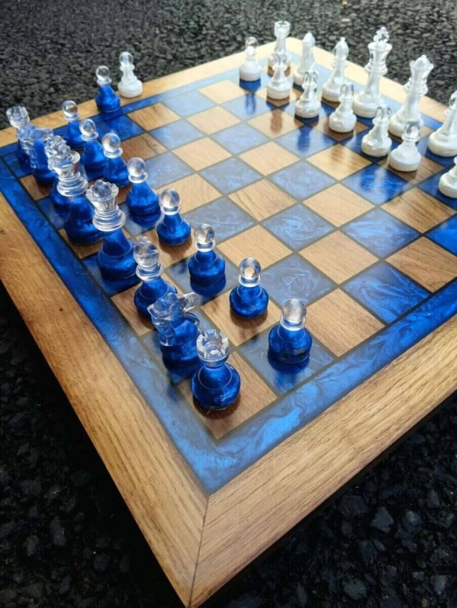jeu d’échecs en chêne et epoxy