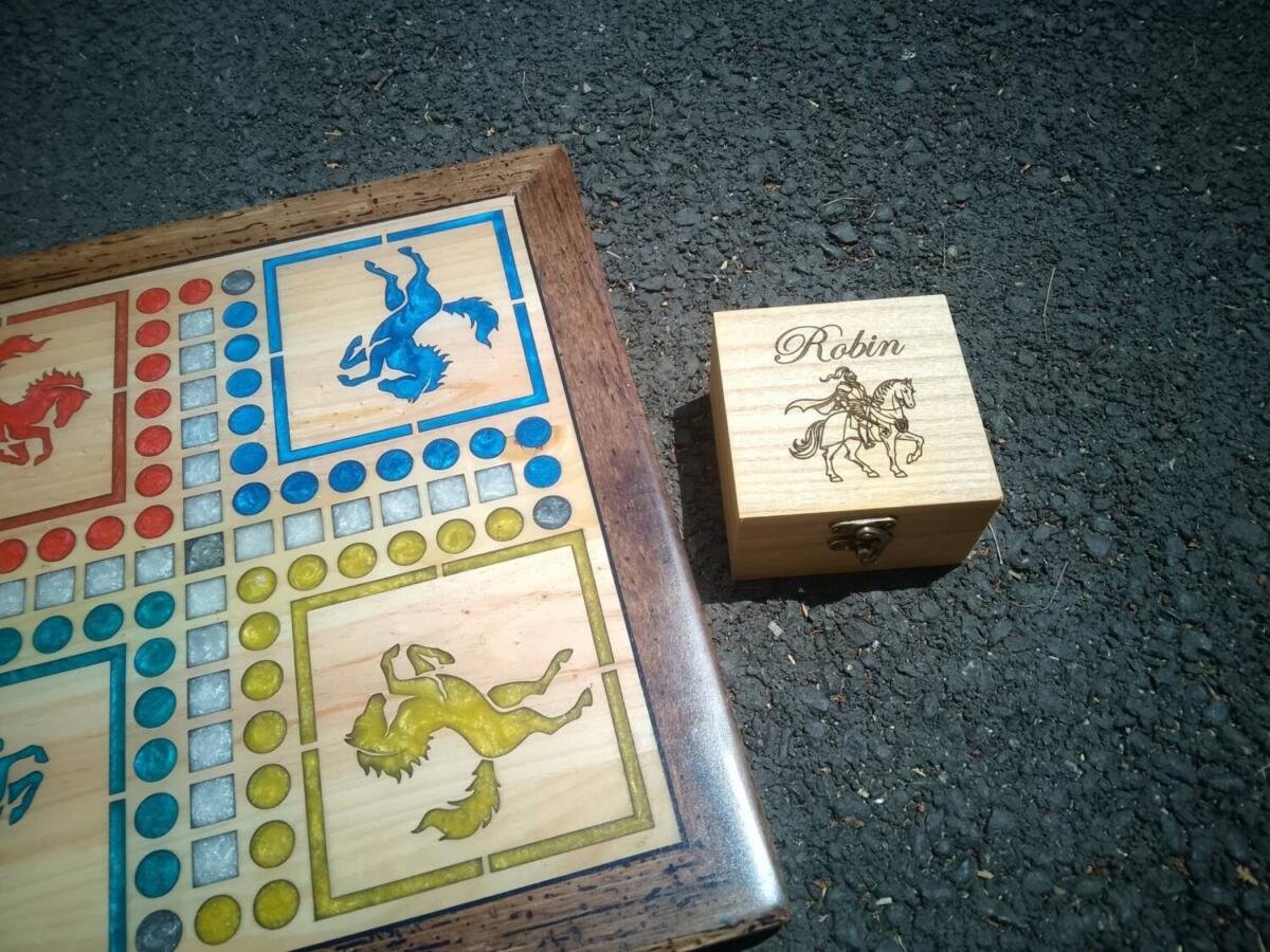 jeu de petis chevaux bois, boite en bois personnalisé. jeu en bois masif