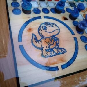 Jeu des Petits Chevaux en bois massif thème dinosaure – vue de détail