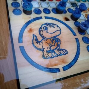 Jeu des Petits Chevaux en bois  massif thème dinosaure – vue de détail