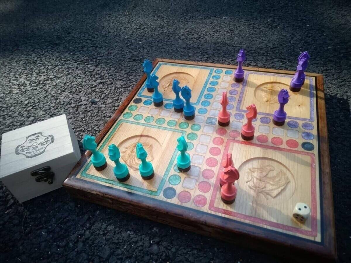 Jeu des Petits Chevaux en bois personnalisable bleu – vue d’ensemble
