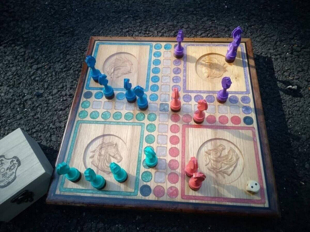 Jeu des Petits Chevaux en bois personnalisable bleu