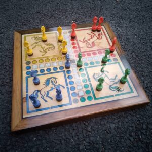 Jeu des Petits Chevaux en bois massif
