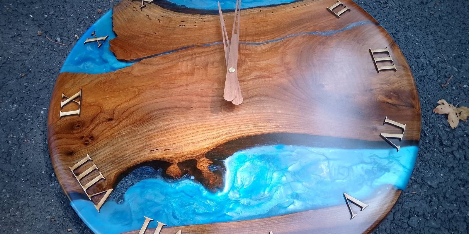 767540341_1413081070667655_7302068529835033065_n horloge chêne epoxy