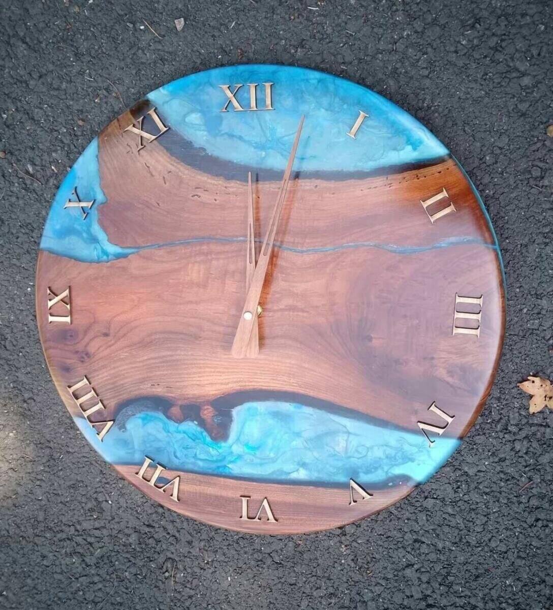 Horloge Murale Chêne Massif & Résine Époxy Bleu – vue de détail