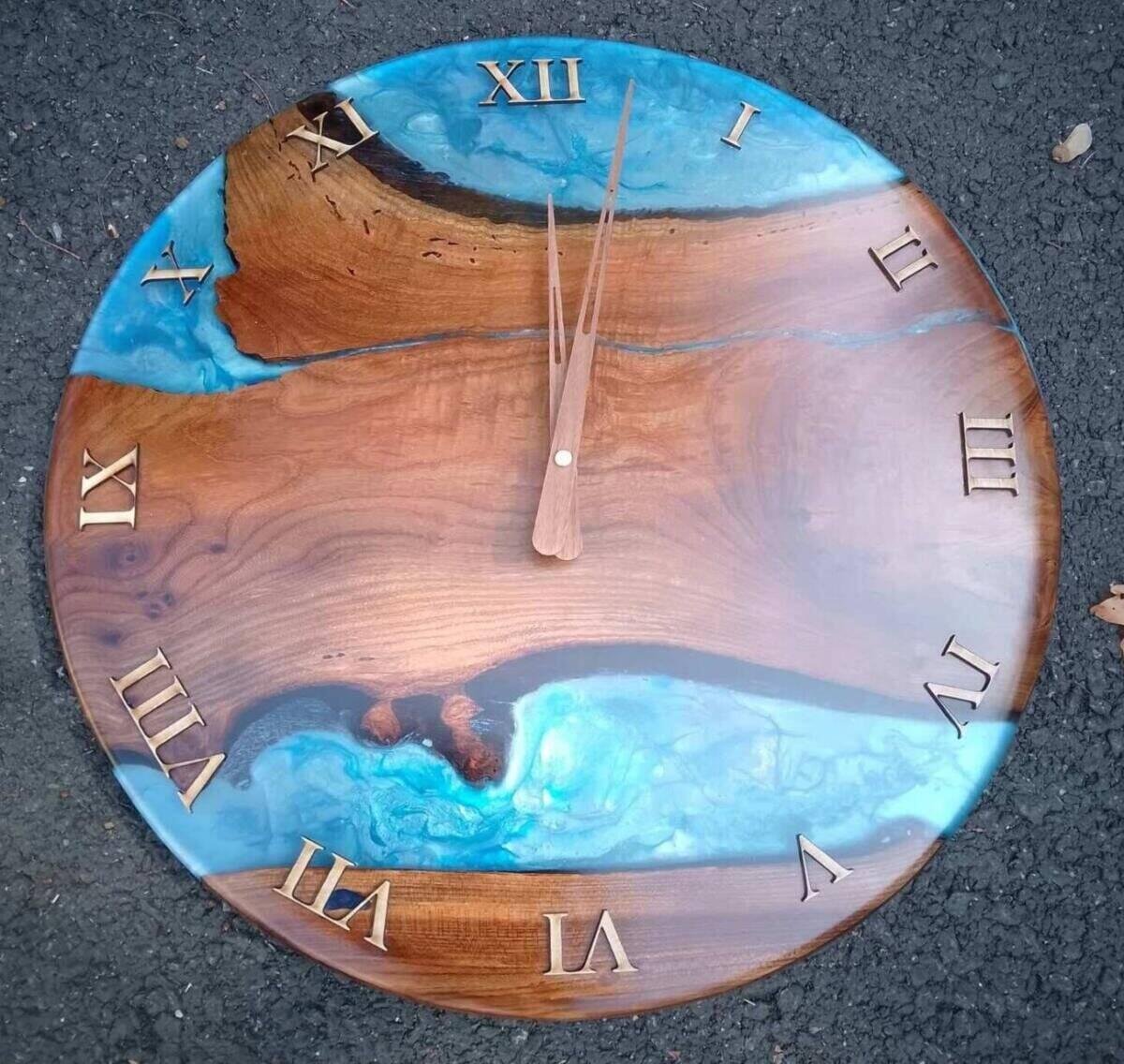 Horloge Murale Chêne Massif & Résine Époxy Bleu – vue d’ensemble