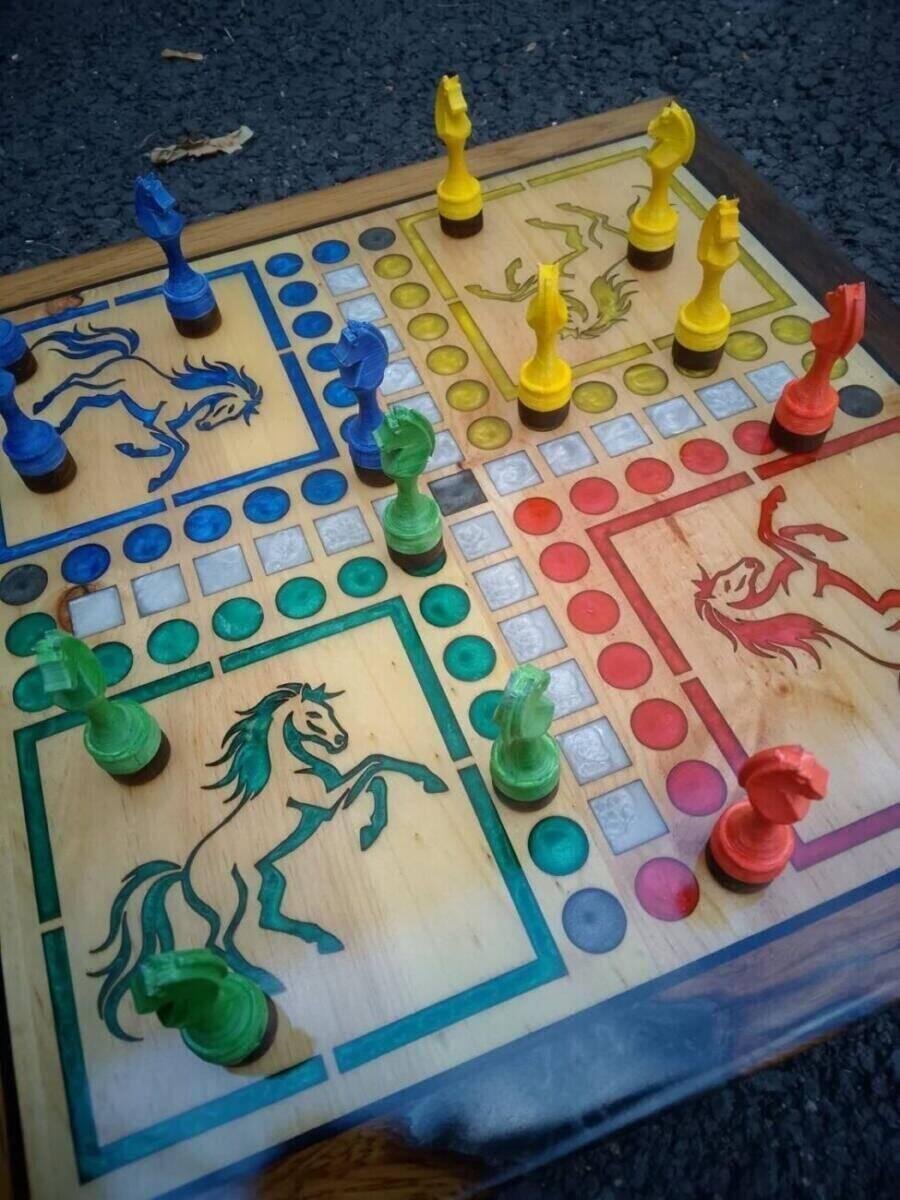 Jeu des Petits Chevaux en bois massif chêne – vue d’ensemble