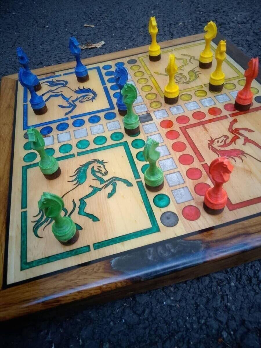 Jeu des Petits Chevaux en bois massif chêne – gros plan sur la finition