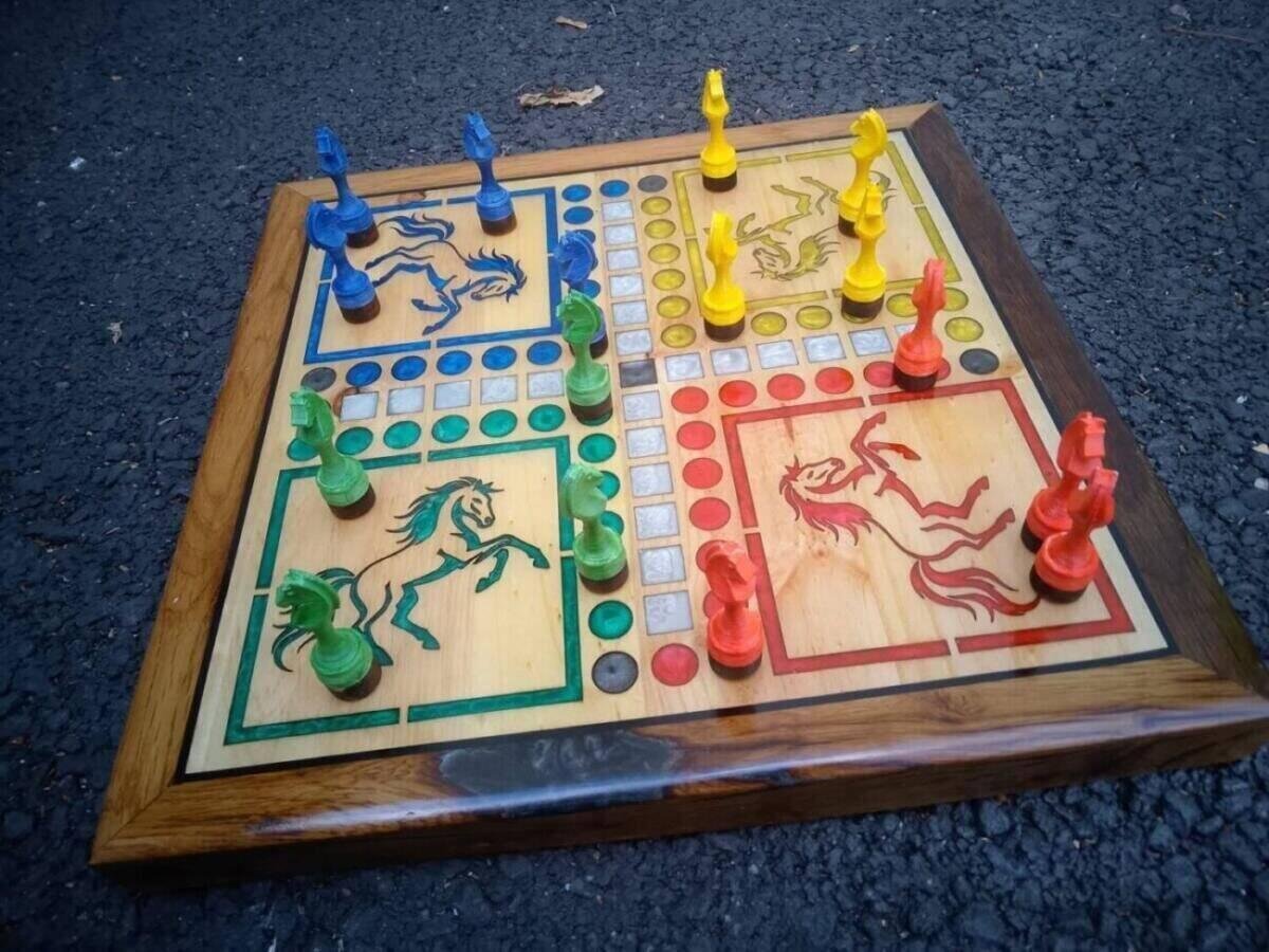 Jeu des Petits Chevaux en bois massif chêne – vue de côté