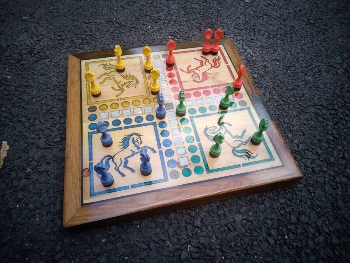Jeu des Petits Chevaux en bois massif chêne